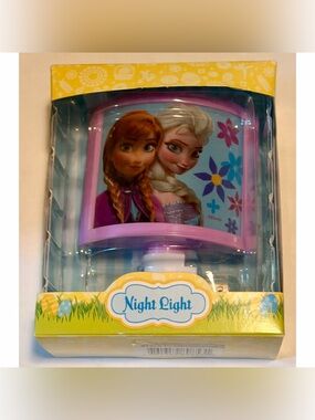 Disney Frozen Anna Elsa Night Light New in Box Plug In Bedroom Nursery Lamp